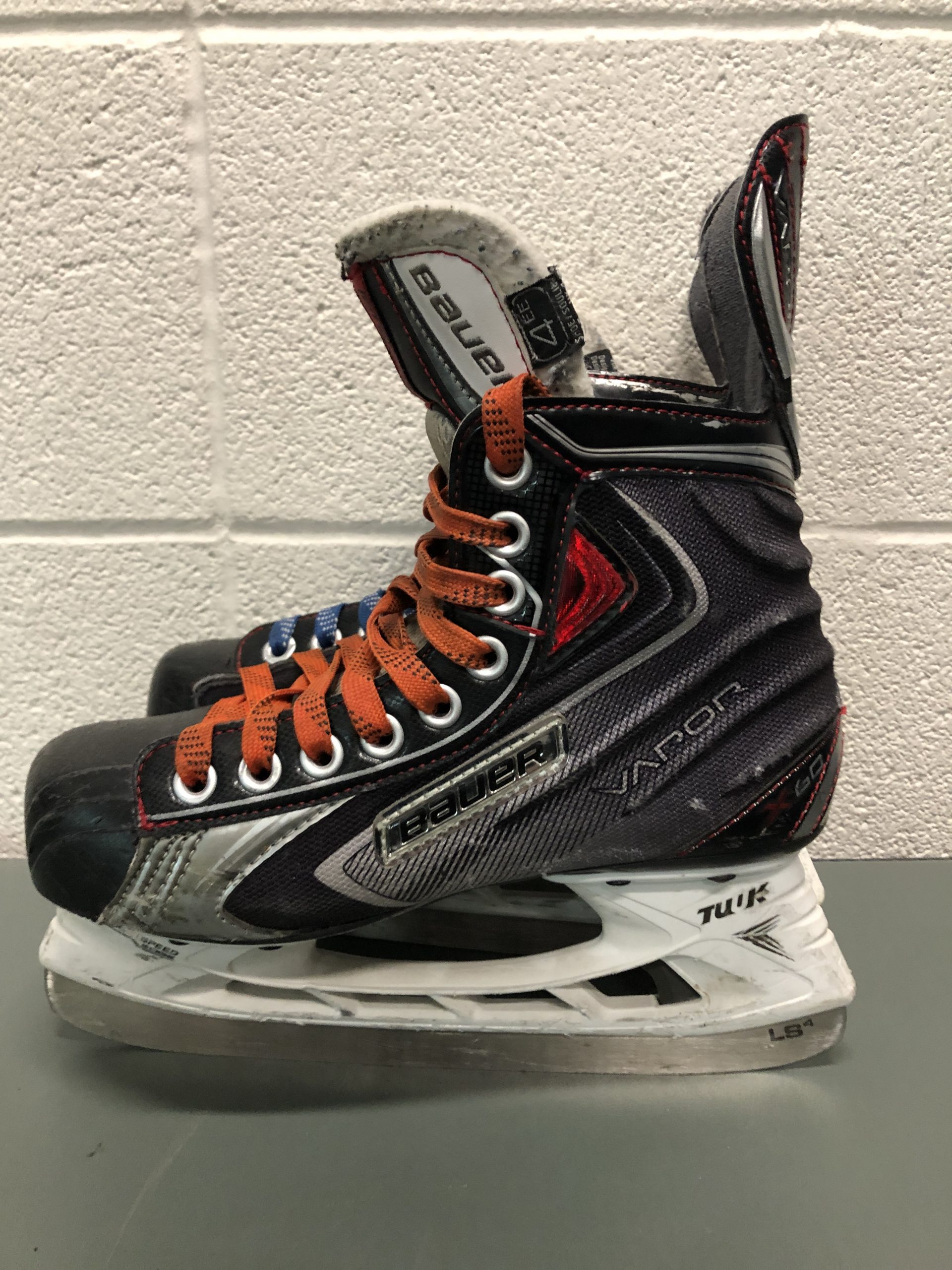 Junior Used Bauer Vapor X60 Hockey Skates Extra Wide Size 4EE